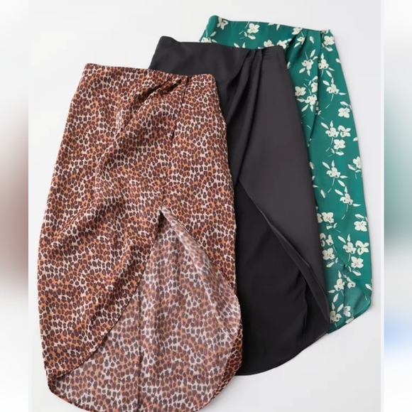 URBAN OUTFITTERS Leopard print Satin kelly Tulip wrap midi skirt. Size XS - Picture 4 of 14